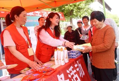 盐城城管志愿者开展农村垃圾分类服务行，助力美丽乡村建设